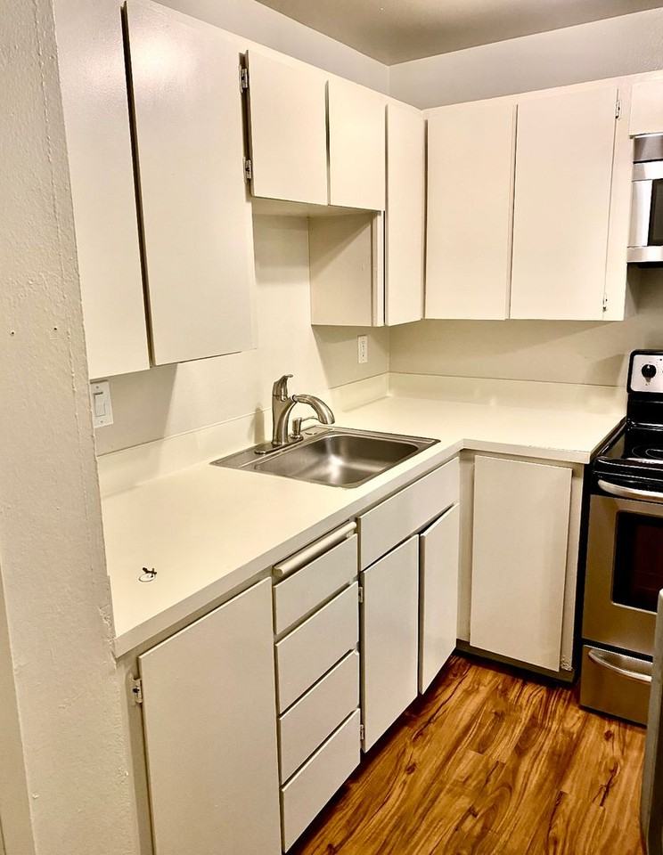 Admirals Apartments - Photo 3 of 27