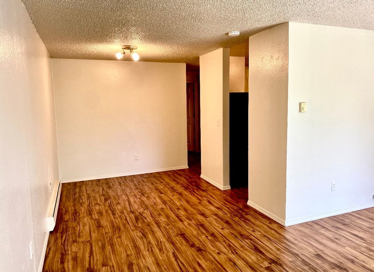 Admirals Apartments - Photo 6 of 27