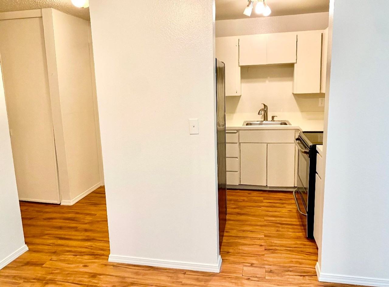 Admirals Apartments - Photo 5 of 27