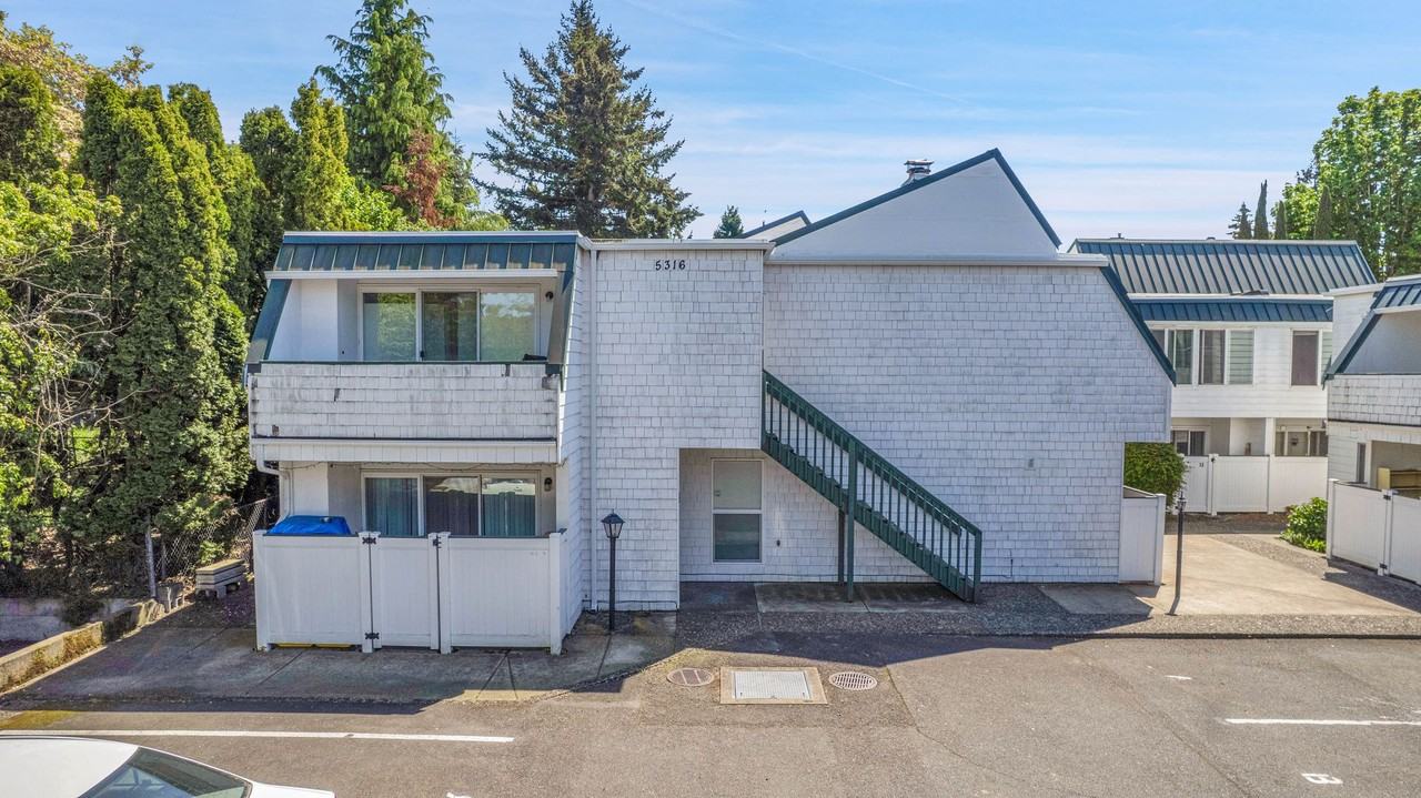 #327 BURNSIDE EAST - Photo 2 of 4