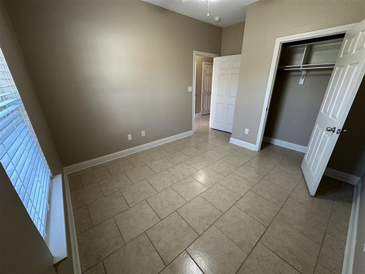 4002 Mobley Cir - Photo 5 of 26