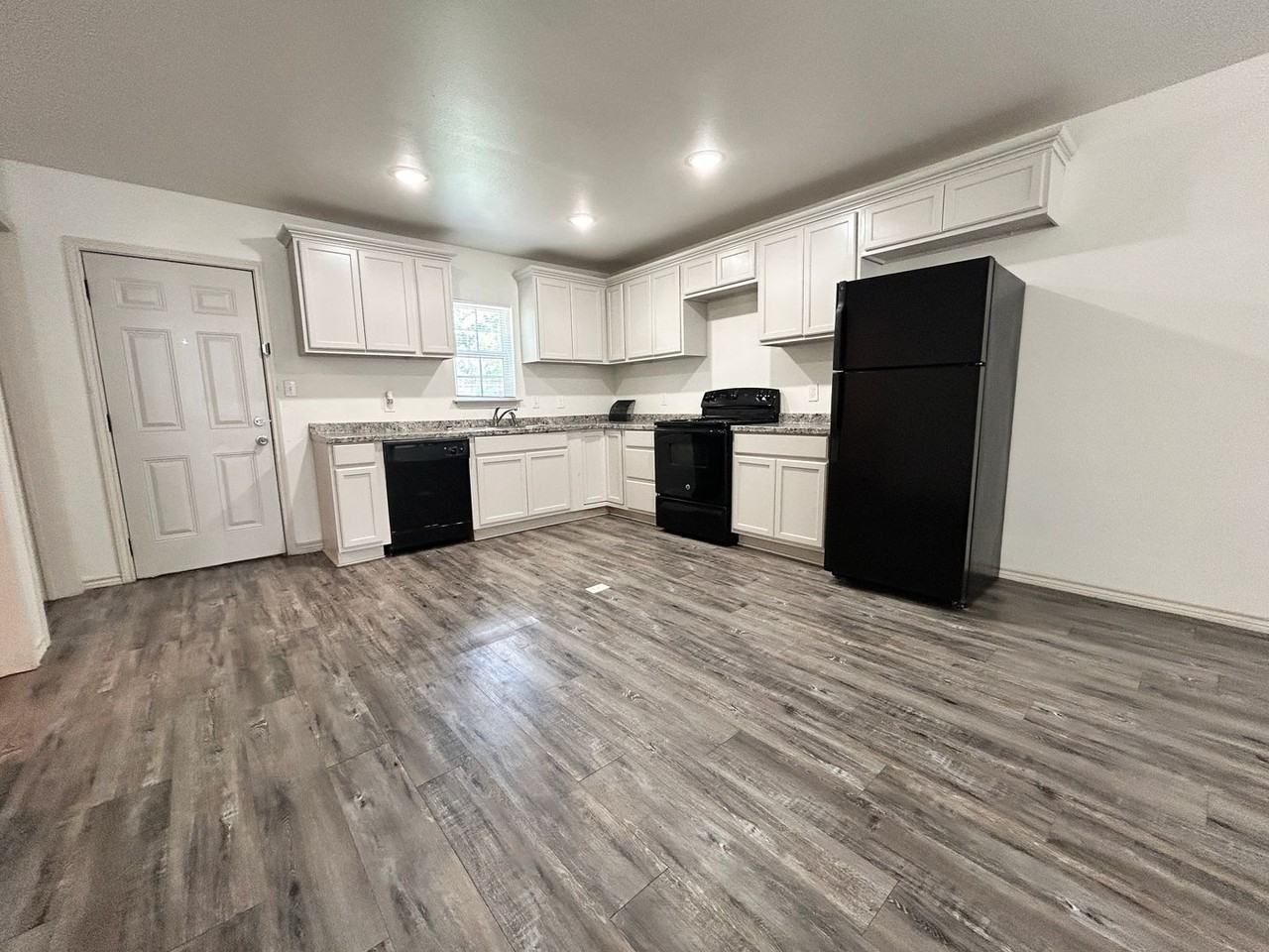 1912 21st St - Photo 2 of 9