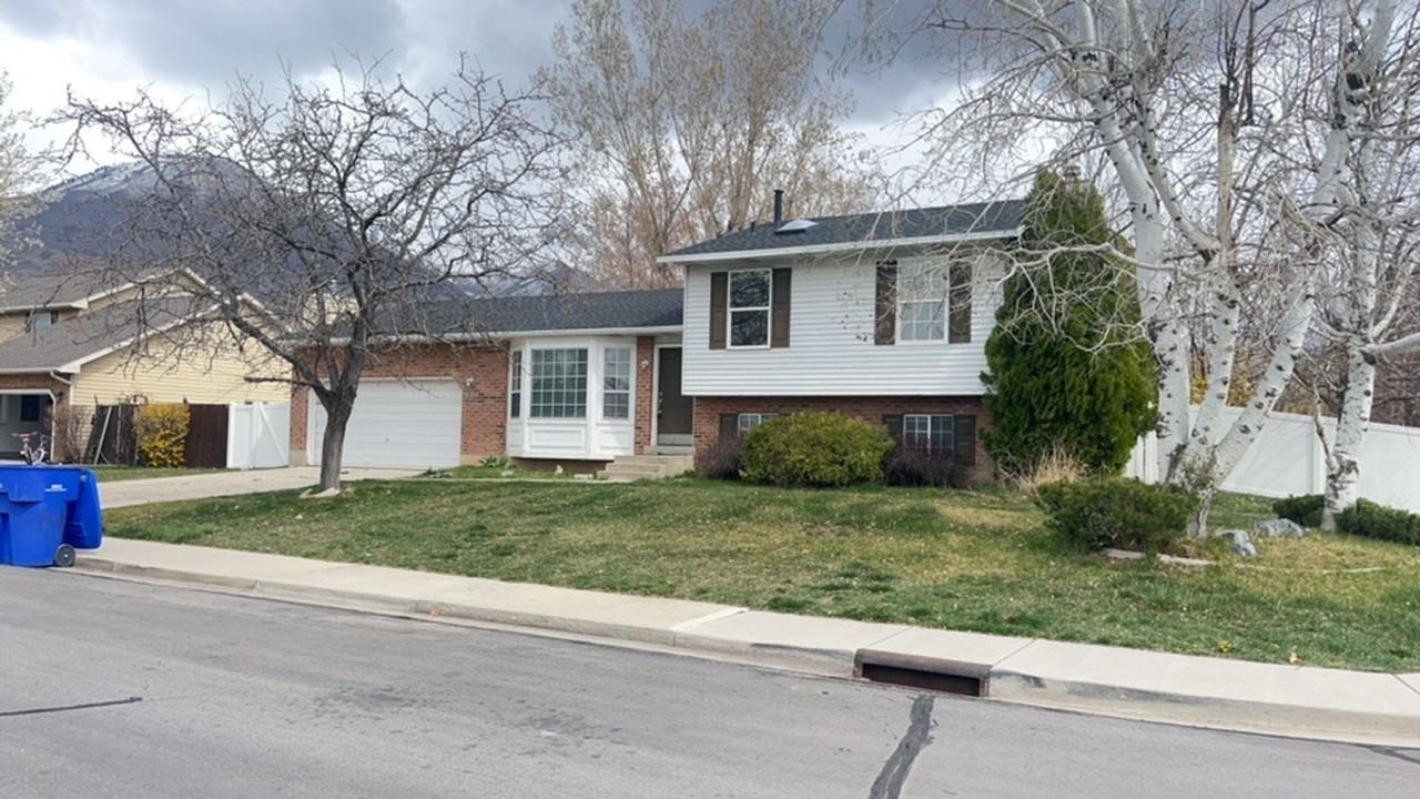 1648 N 80 W - Photo 3 of 26