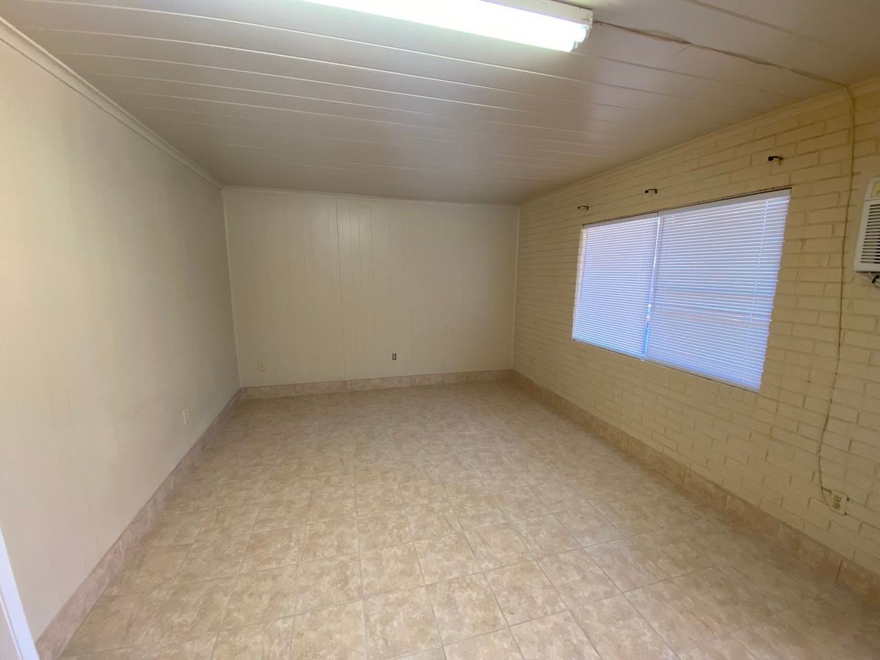 700 Gilman St - Photo 4 of 10