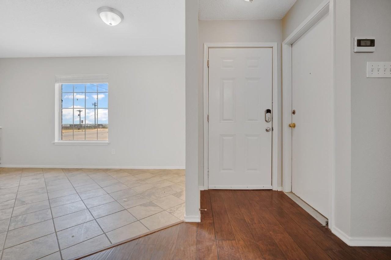 2502 110th St - Photo 3 of 17