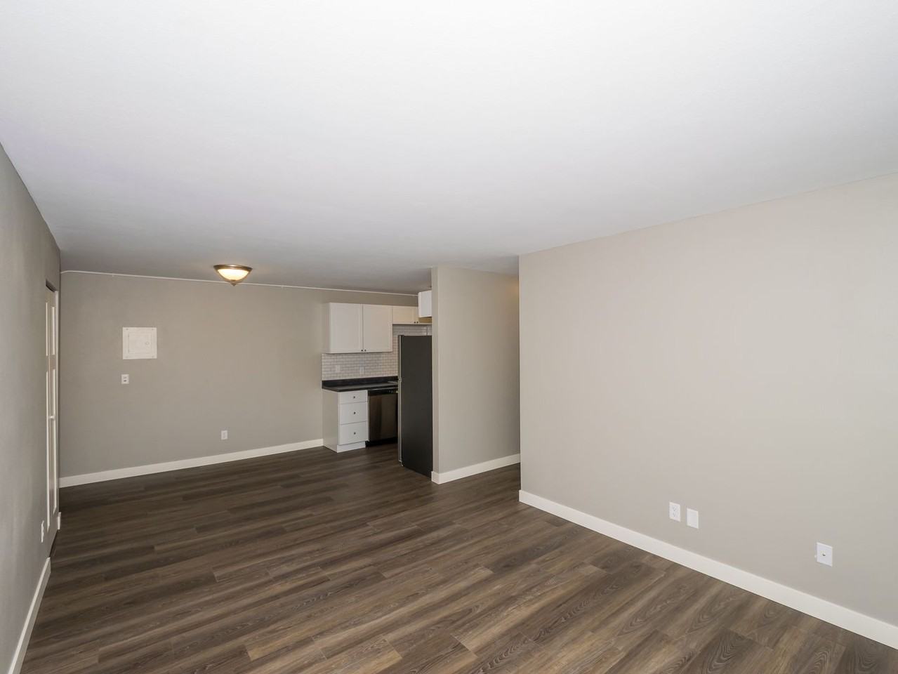 Stanford Manor - Photo 3 of 24