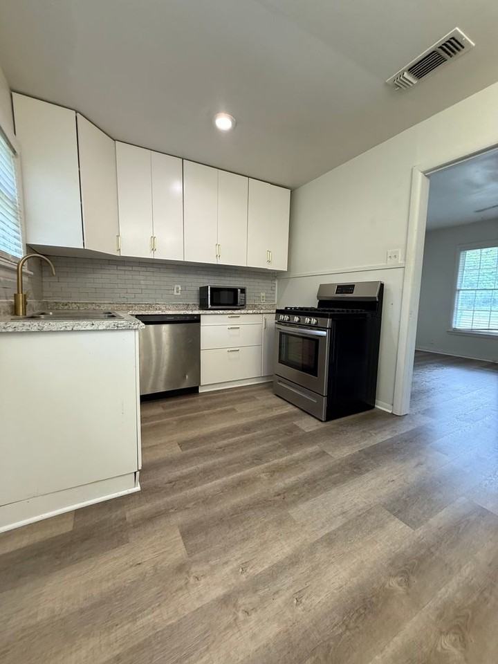 1205 Nw 1st Ave - Photo 4 of 16