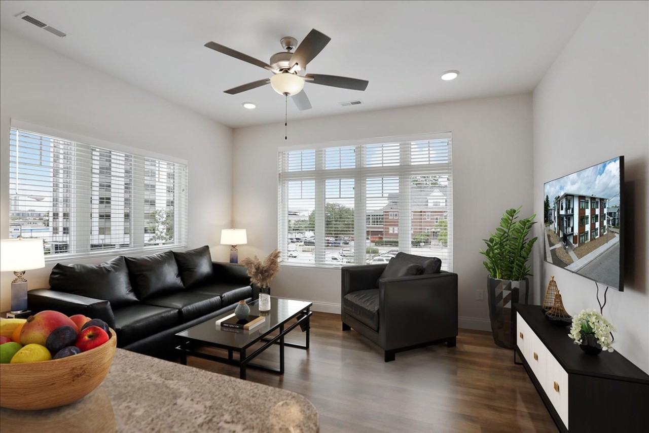 305 W Washington - Photo 2 of 50