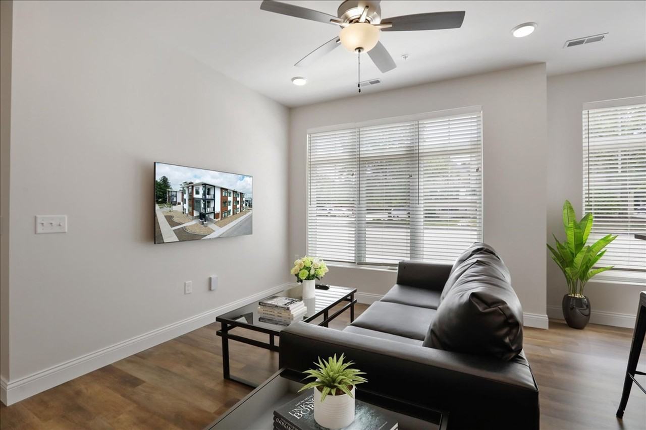 305 W Washington - Photo 4 of 50