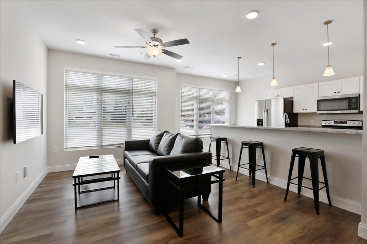 305 W Washington - Photo 6 of 50