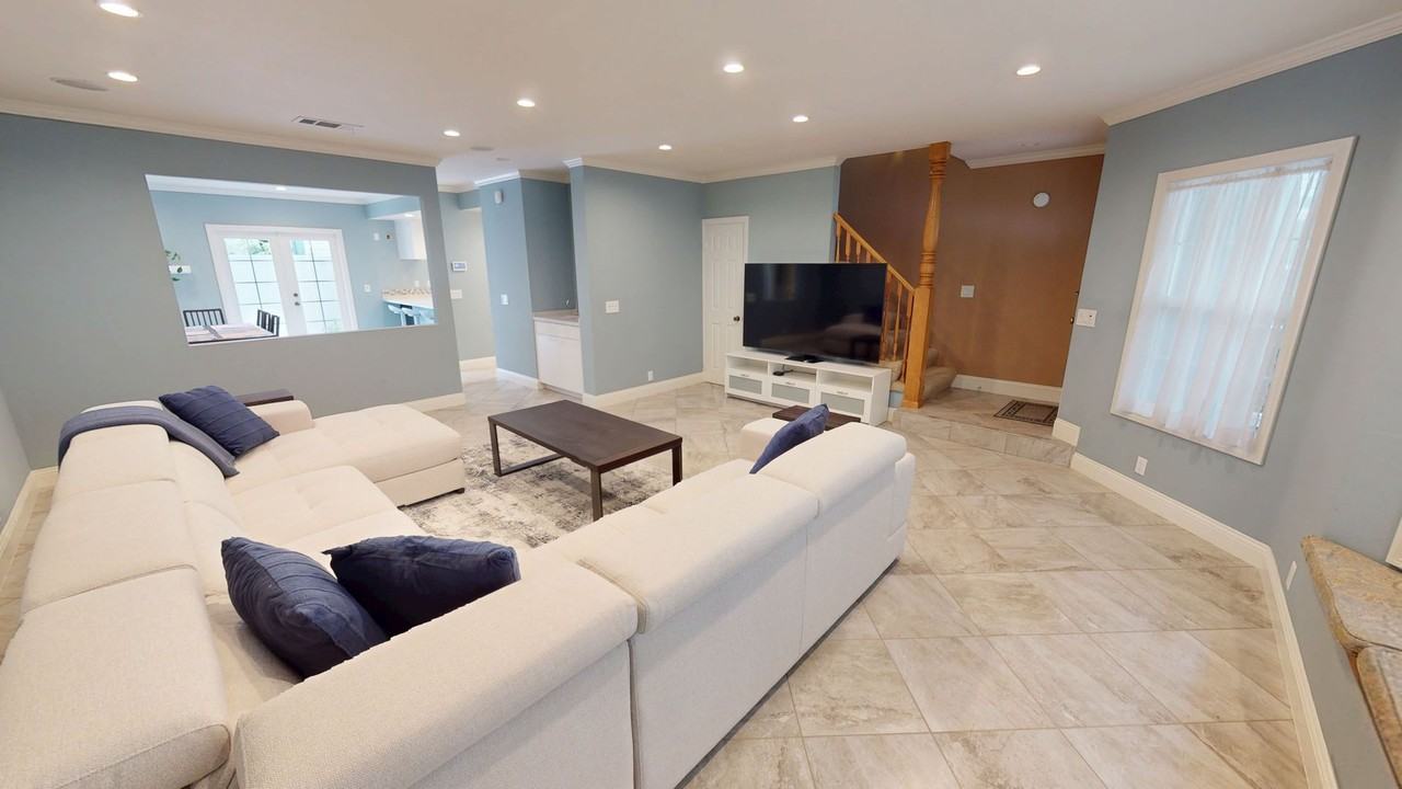 925 10th St #C - Photo 4 of 33