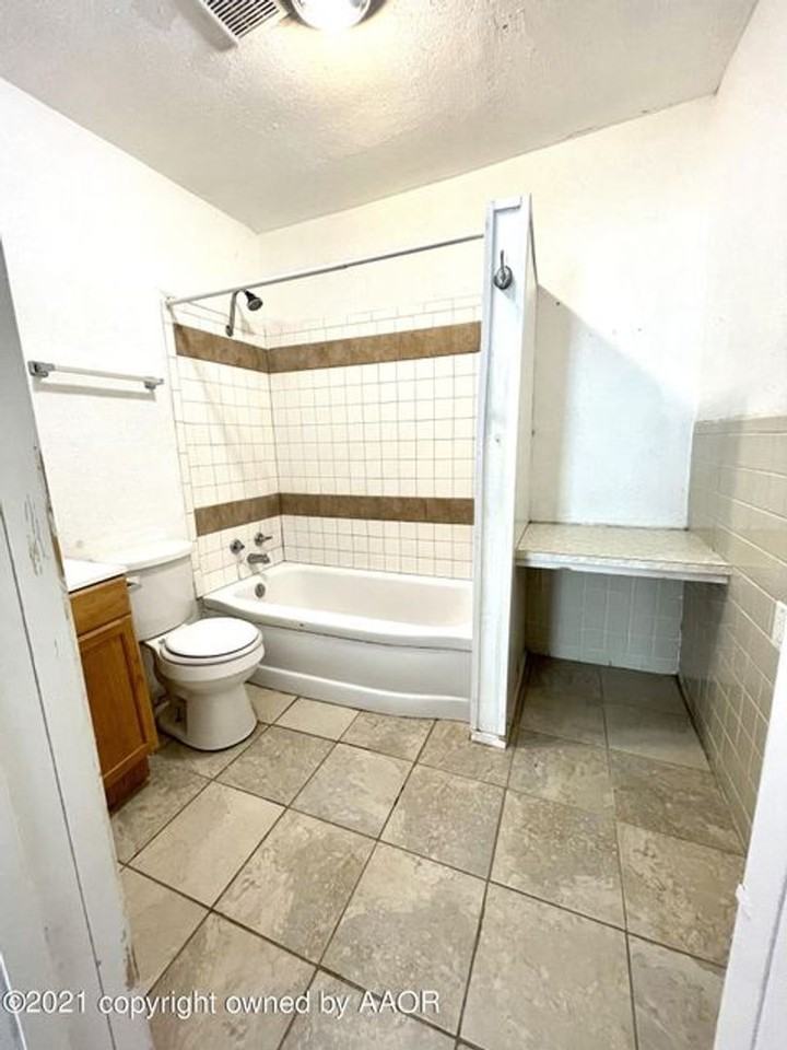 2204 Sw 1st Ave - Photo 4 of 6