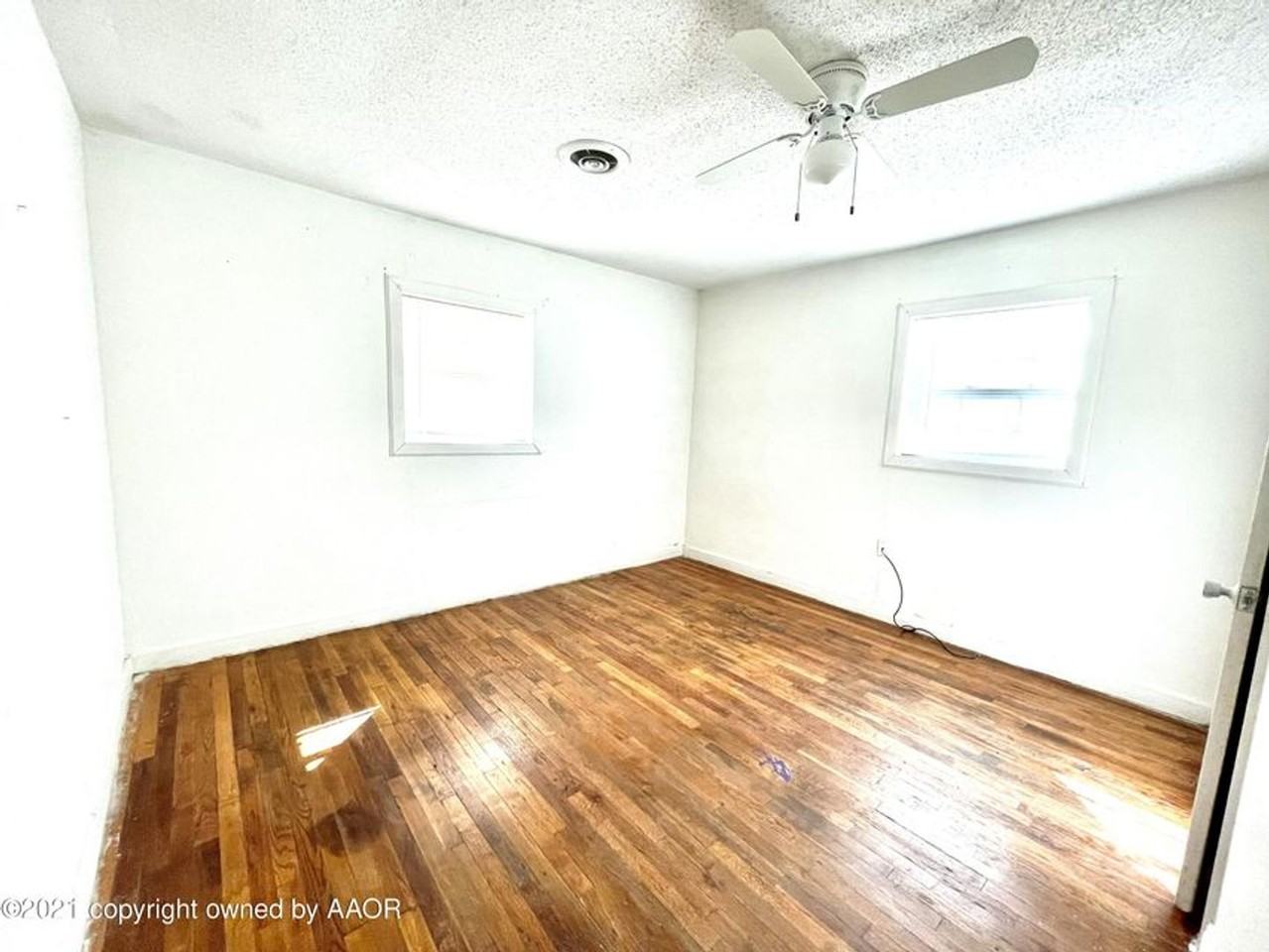 2204 Sw 1st Ave - Photo 5 of 6