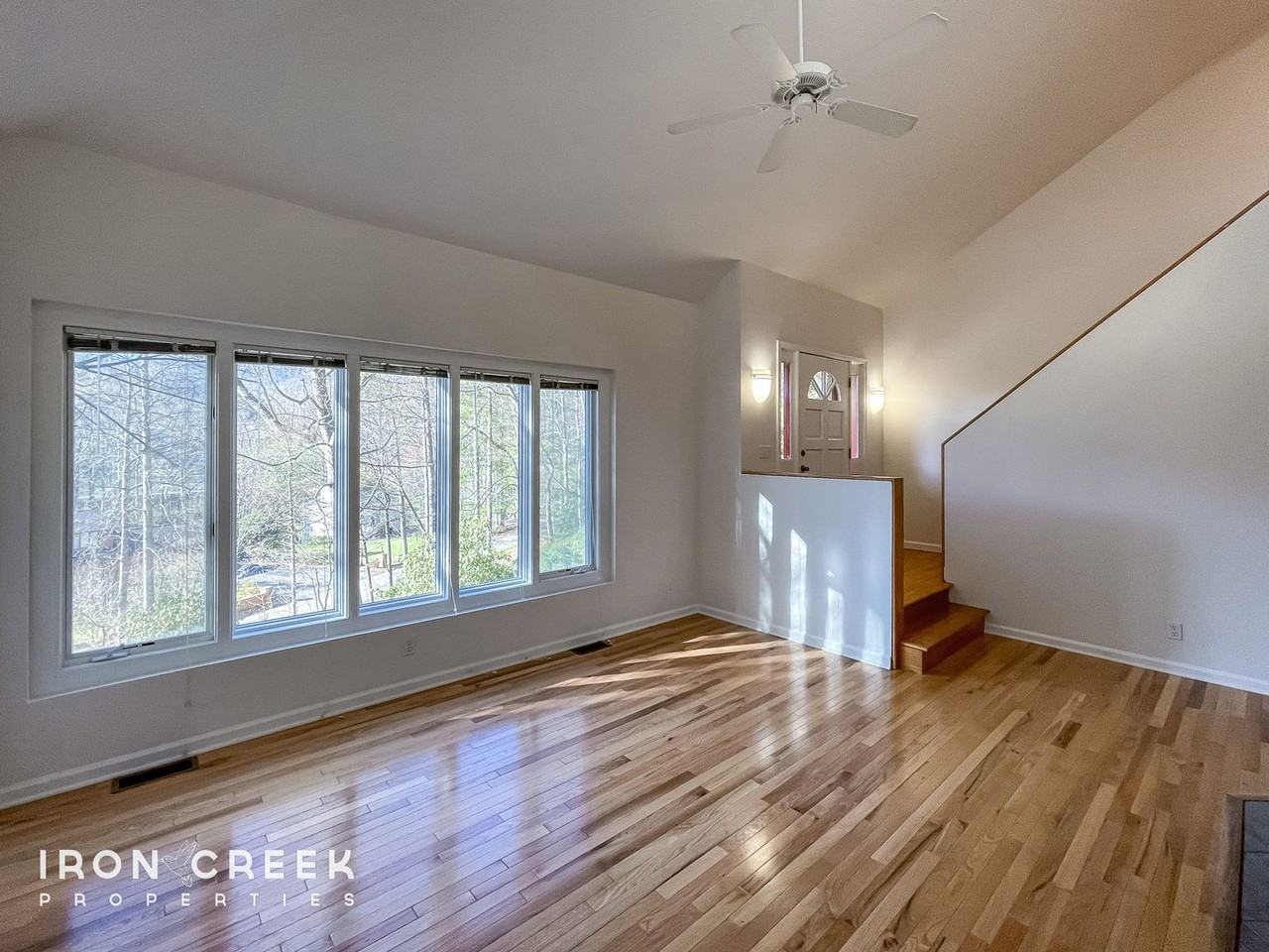 305 Secretariat Ln - Photo 2 of 26