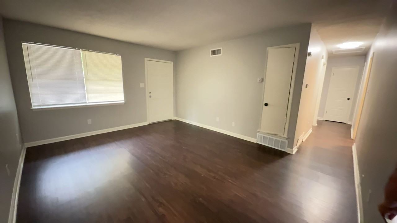 3710 Royal Wood Dr - Photo 3 of 10