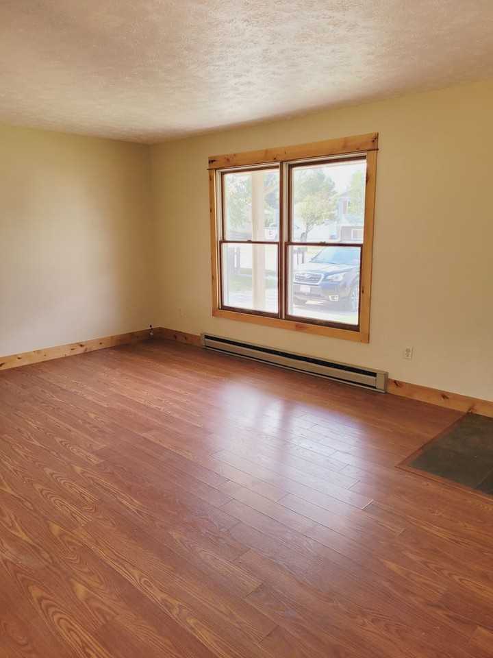 302 N Yellowstone Ave - Photo 2 of 21