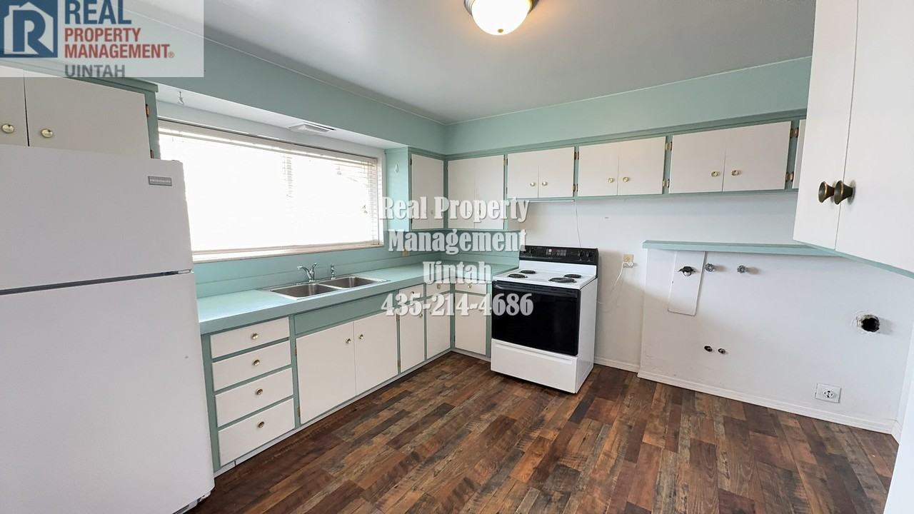 108 W 400 N - Photo 2 of 36
