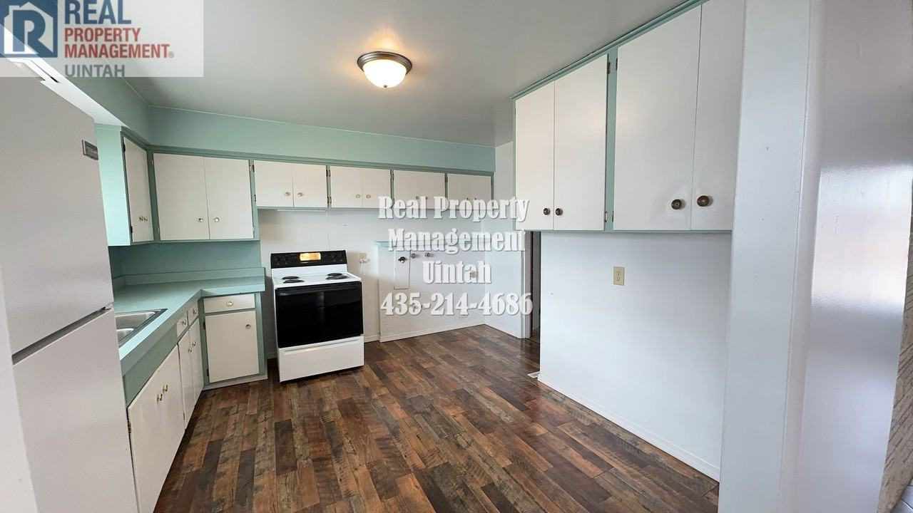 108 W 400 N - Photo 3 of 36