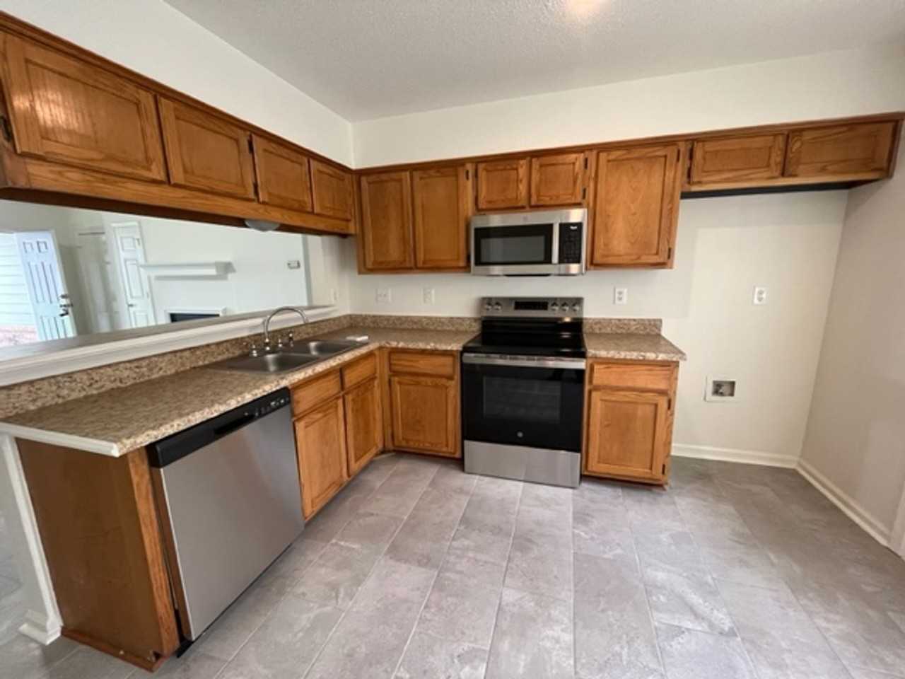 7055 Hampton Dr - Photo 3 of 10