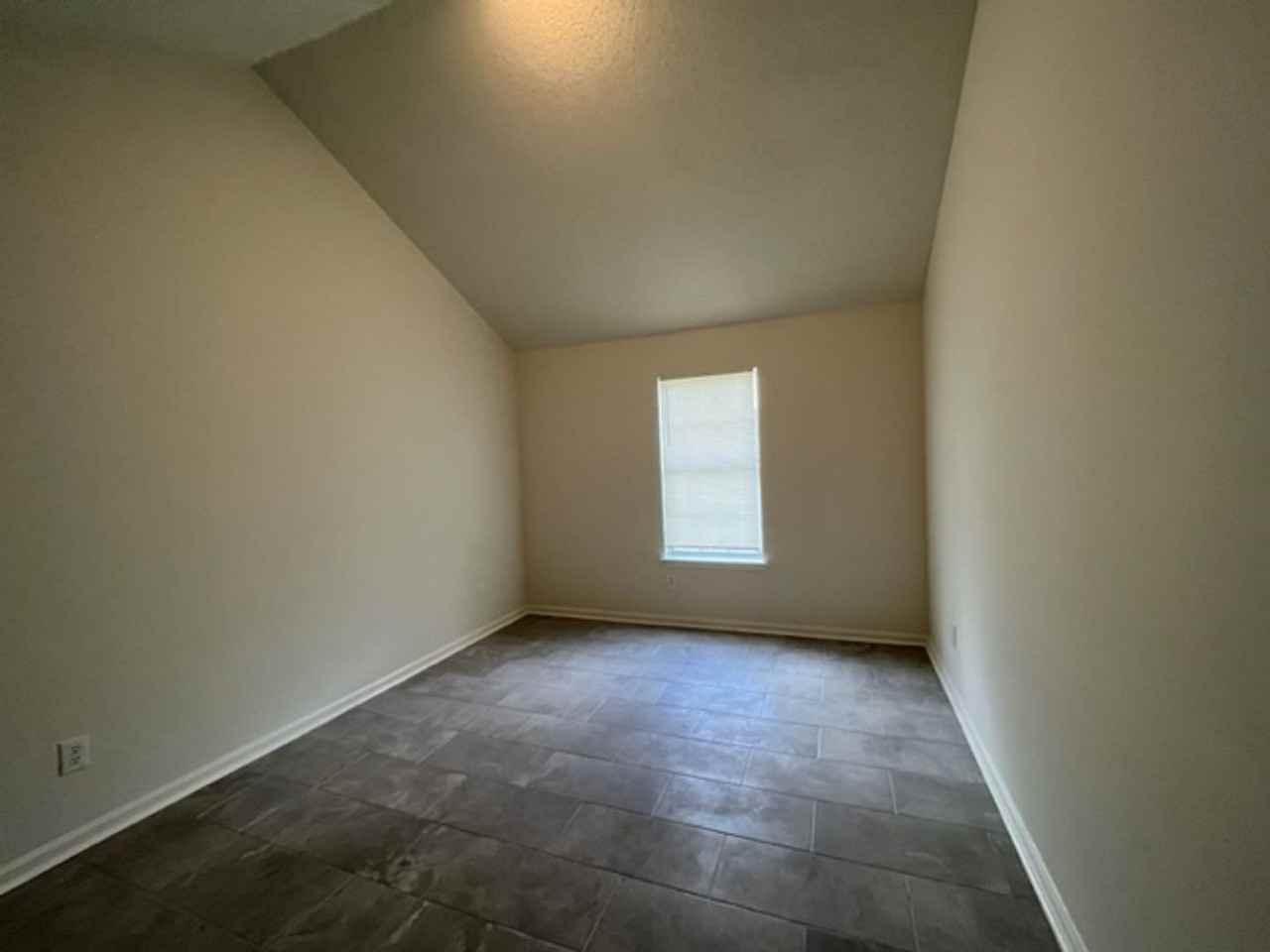 7055 Hampton Dr - Photo 4 of 10