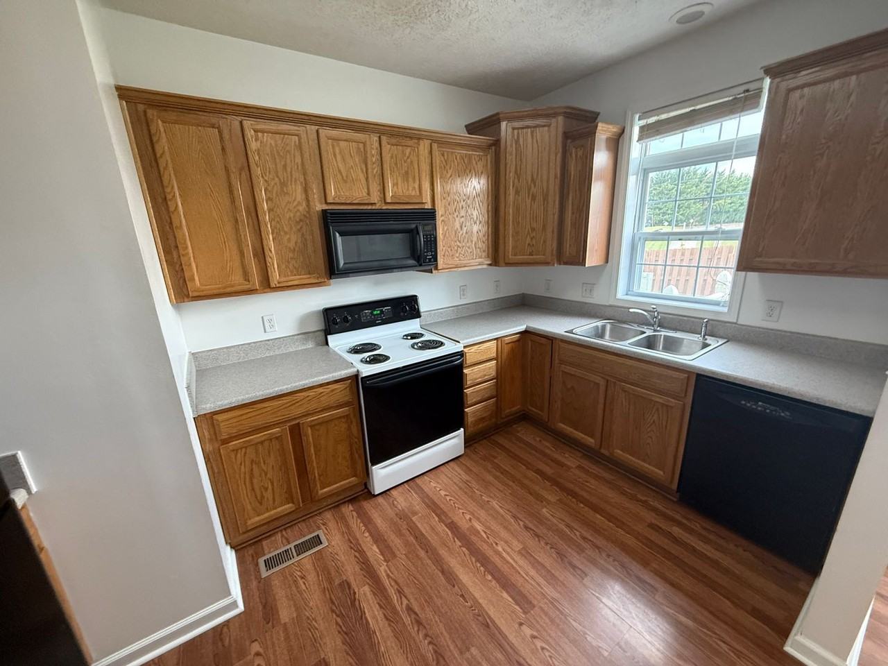 1658 Providence Blvd - Photo 2 of 8