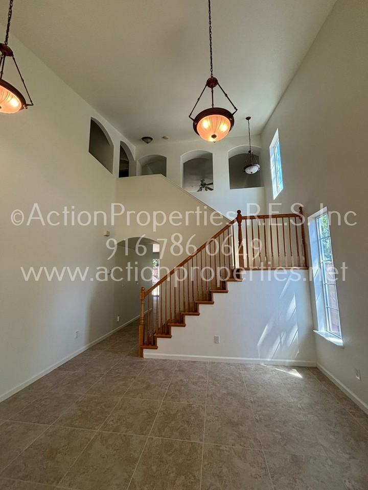 200 Mandalay Ct - Photo 2 of 25