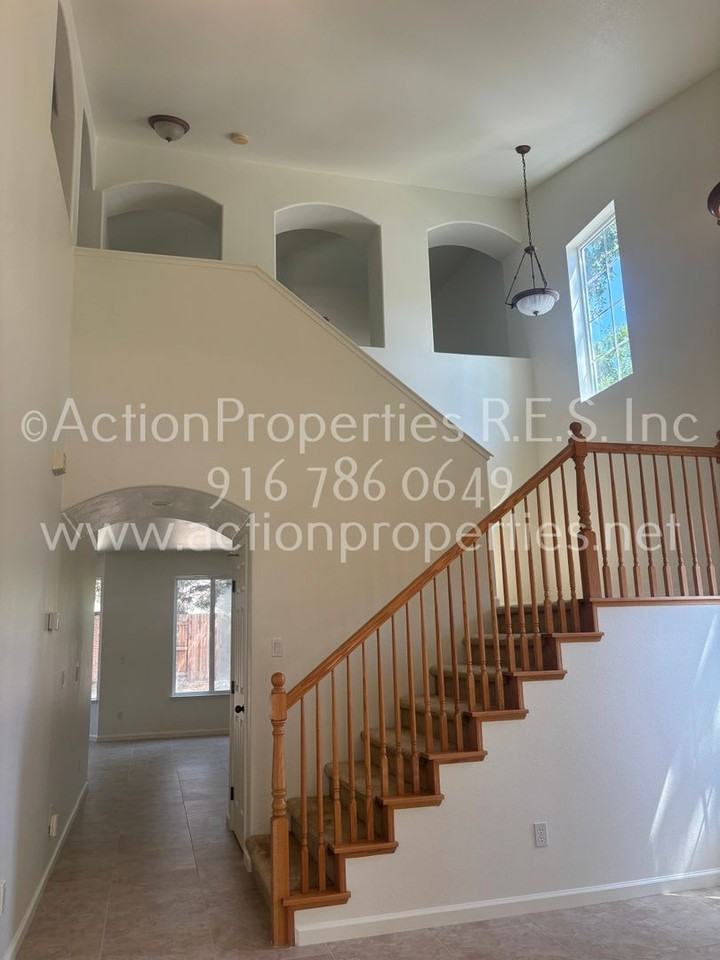 200 Mandalay Ct - Photo 3 of 25