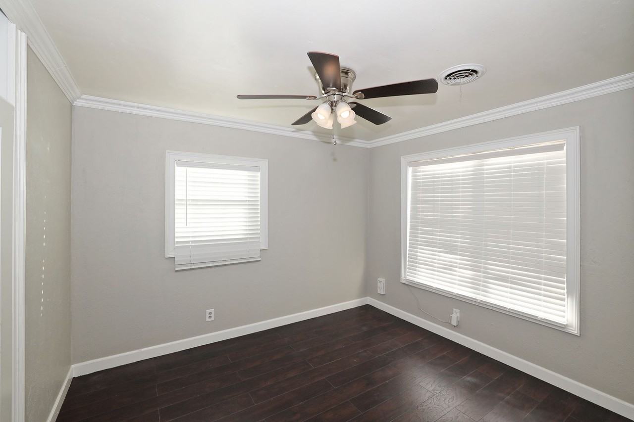 3126 S Fairfield St - Photo 2 of 19