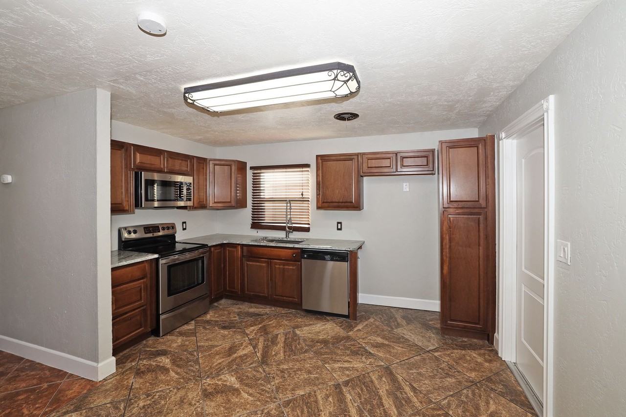 3126 S Fairfield St - Photo 3 of 19