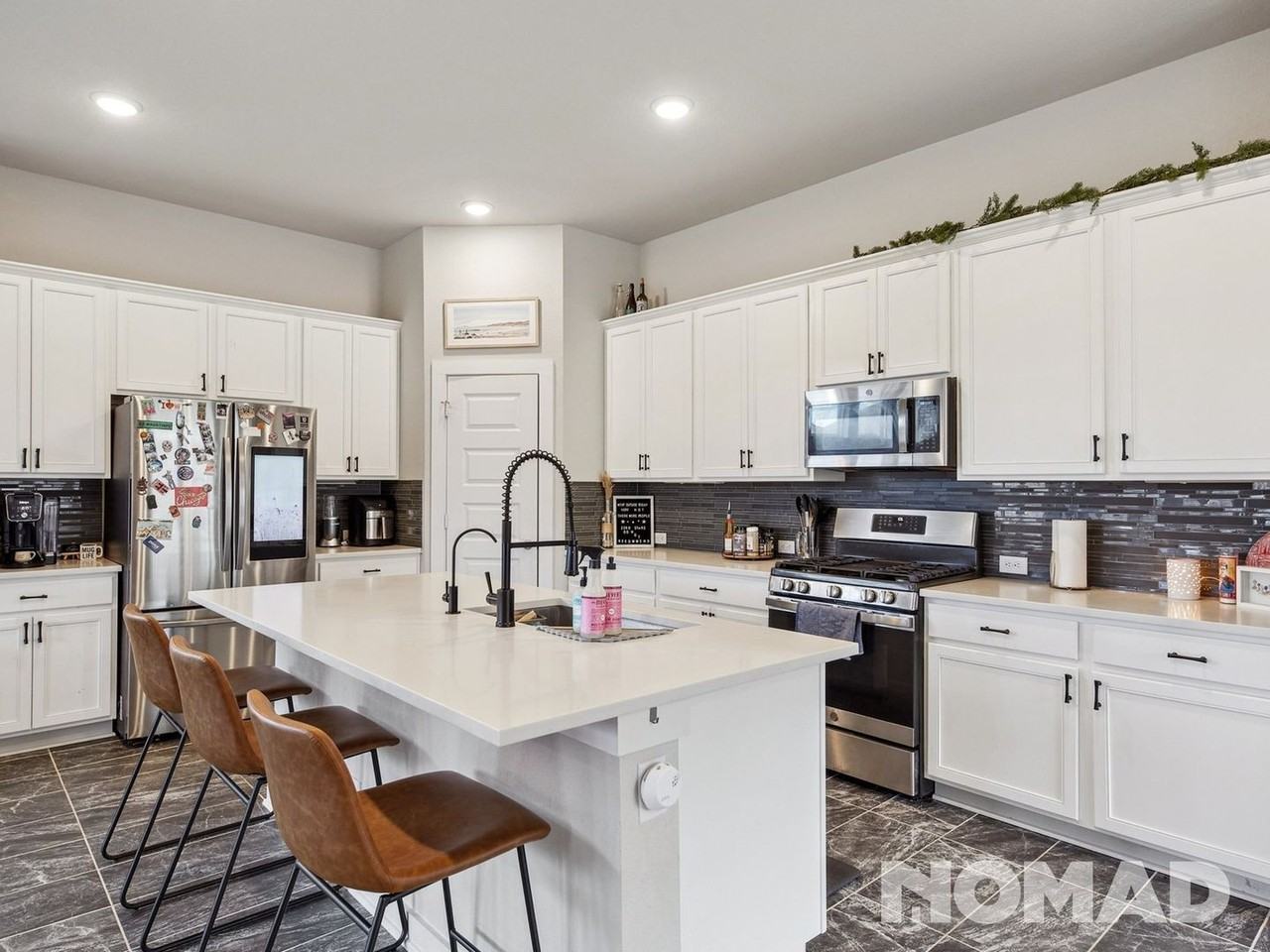 1953 Colonial Ave - Photo 6 of 32