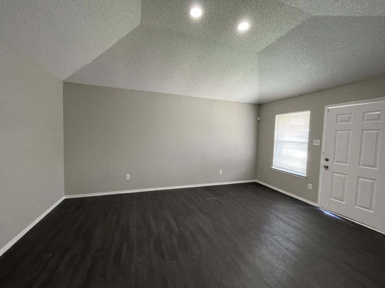 2509 Esquire Dr - Photo 2 of 7