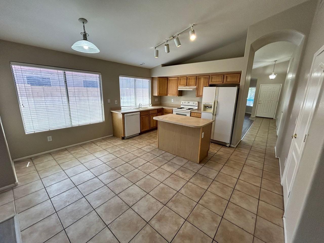 16730 W Taylor St - Photo 4 of 26