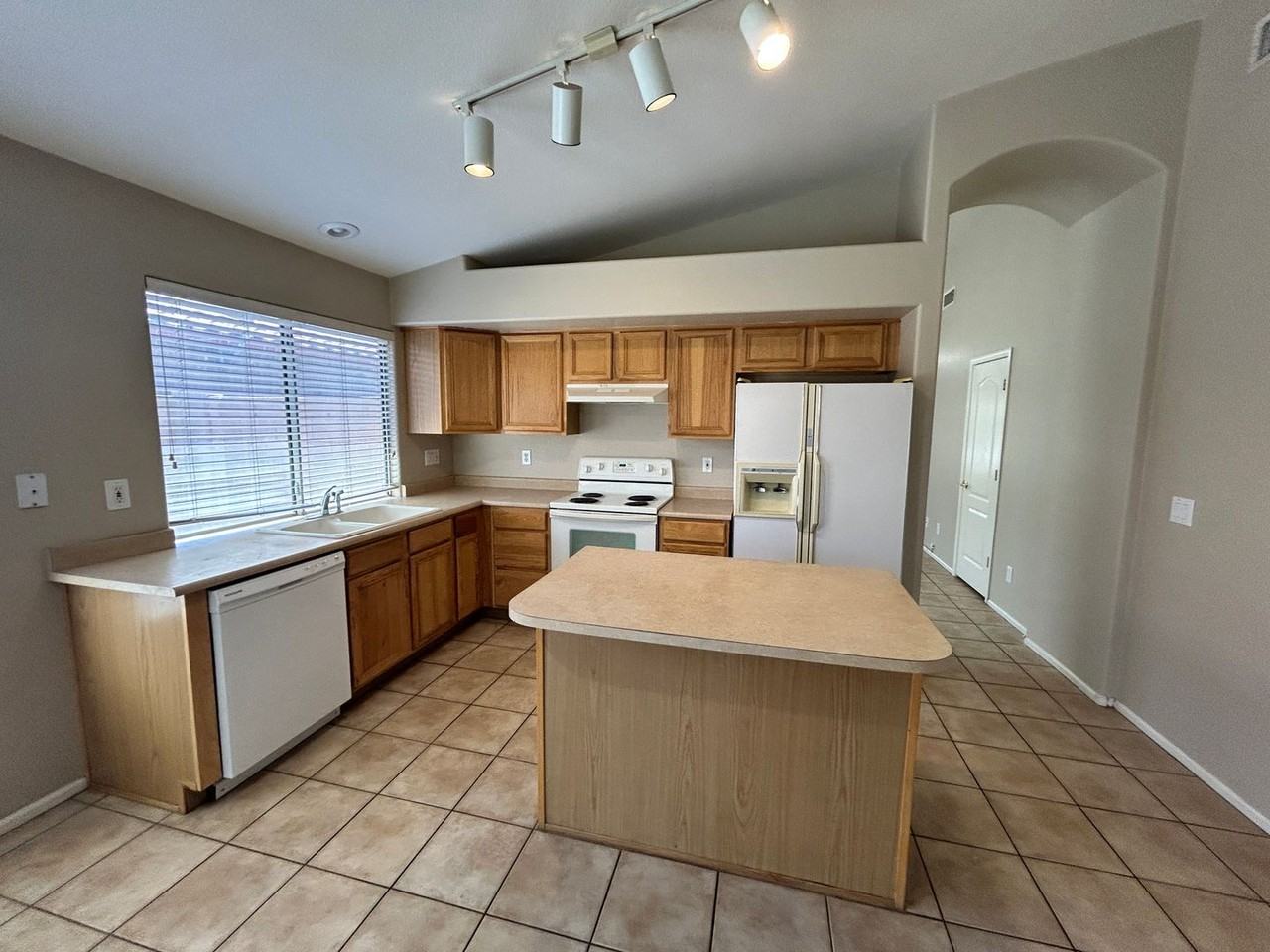 16730 W Taylor St - Photo 5 of 26