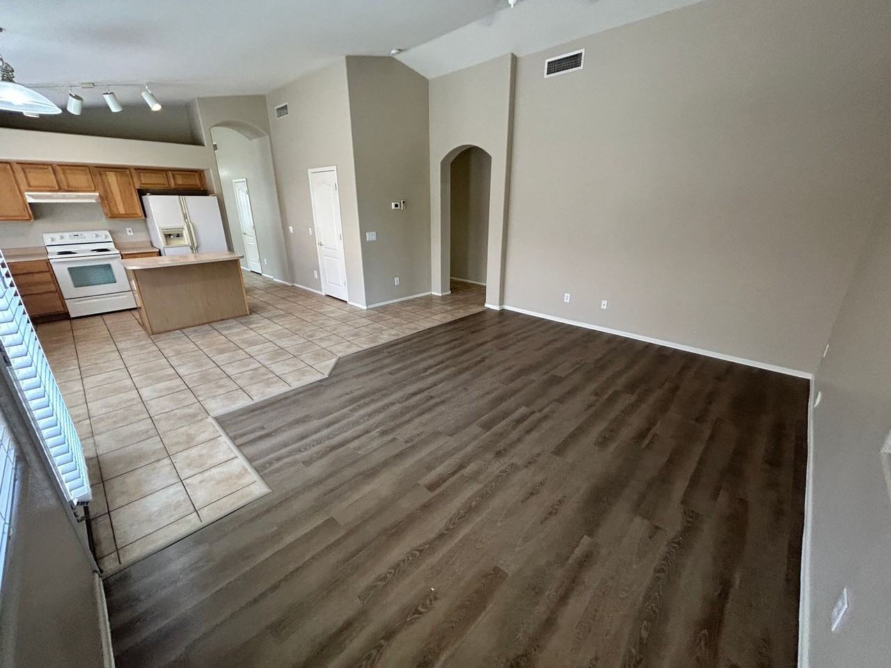 16730 W Taylor St - Photo 7 of 26