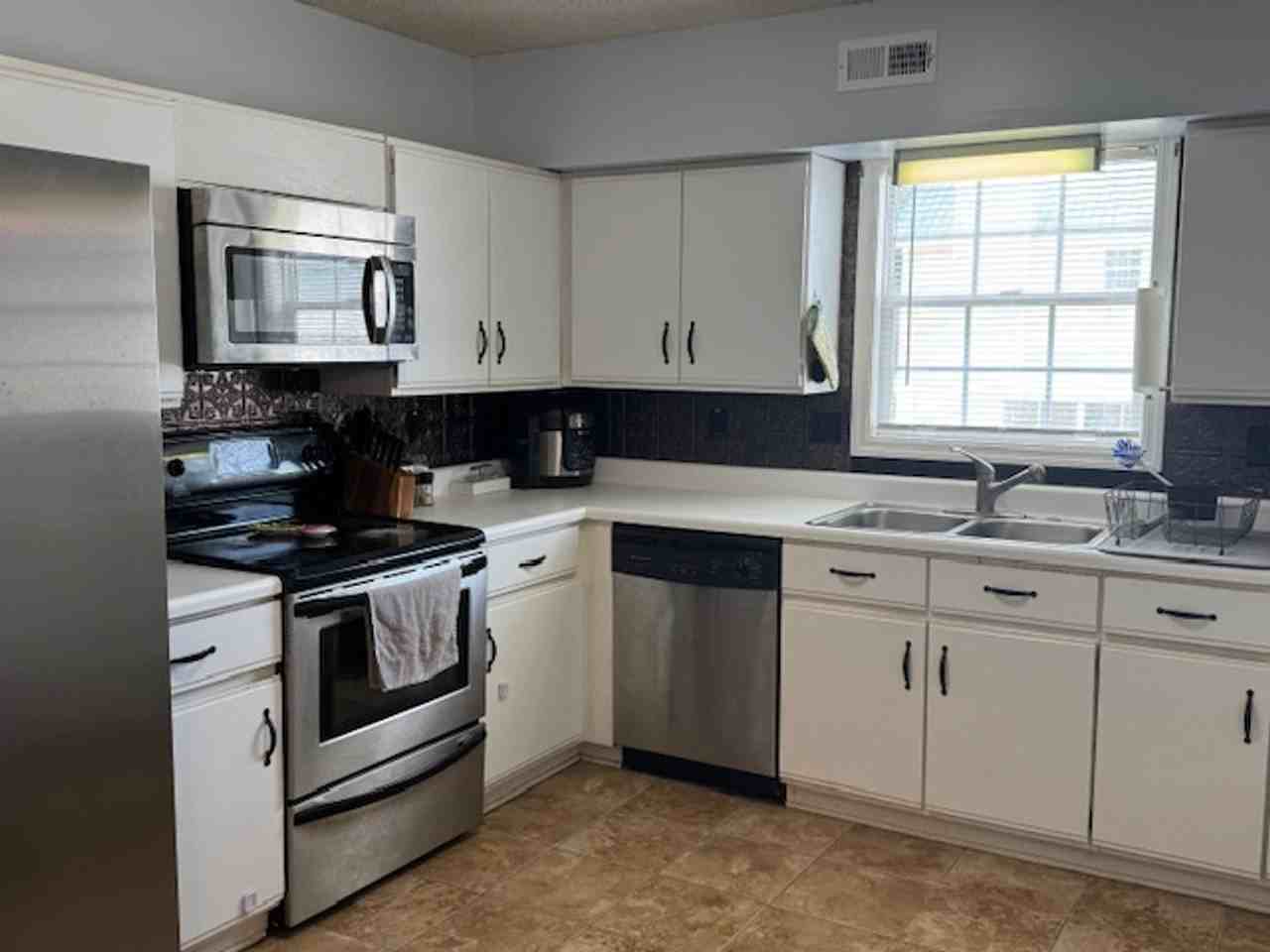 224 Hemlock Dr - Photo 3 of 15