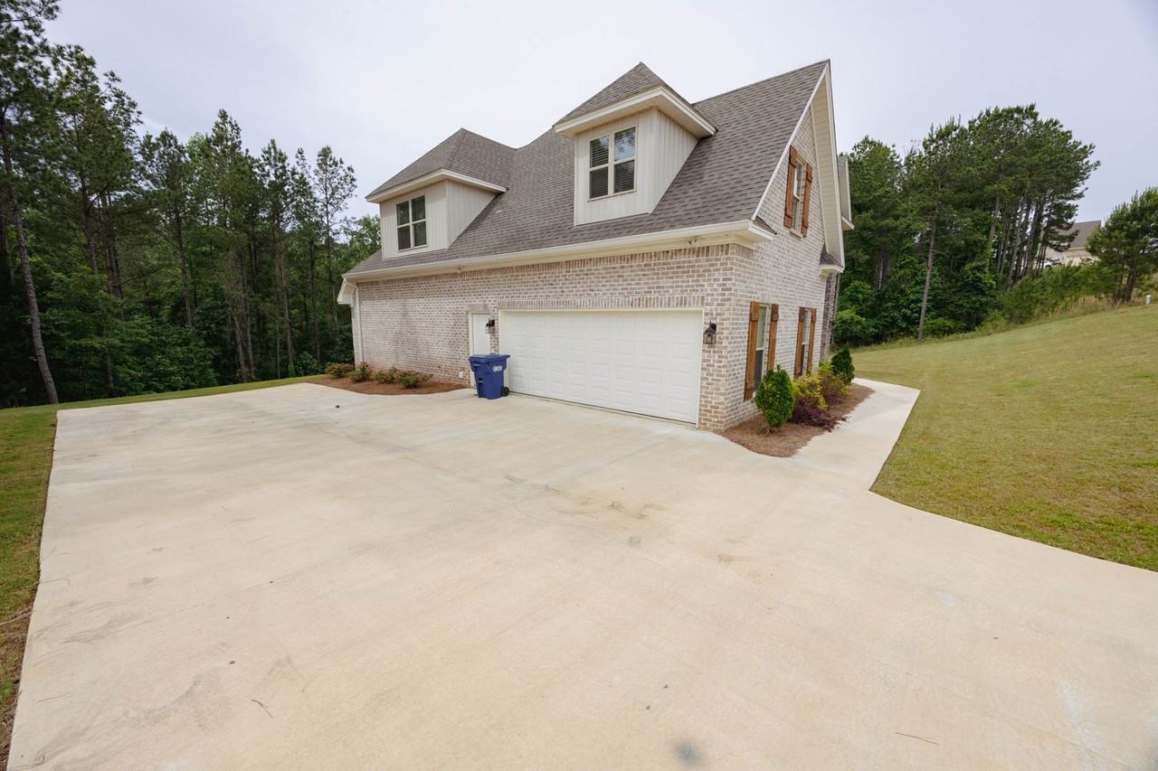 1024 Brookwood Dr - Photo 2 of 50