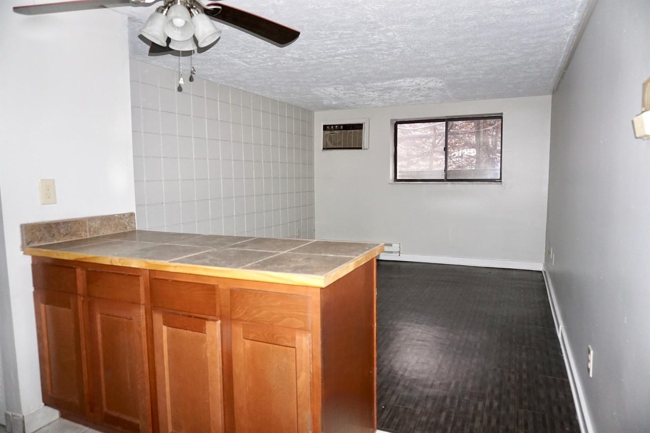 FOUNTAIN SQUARE APARTMENTS - Photo 4 of 7