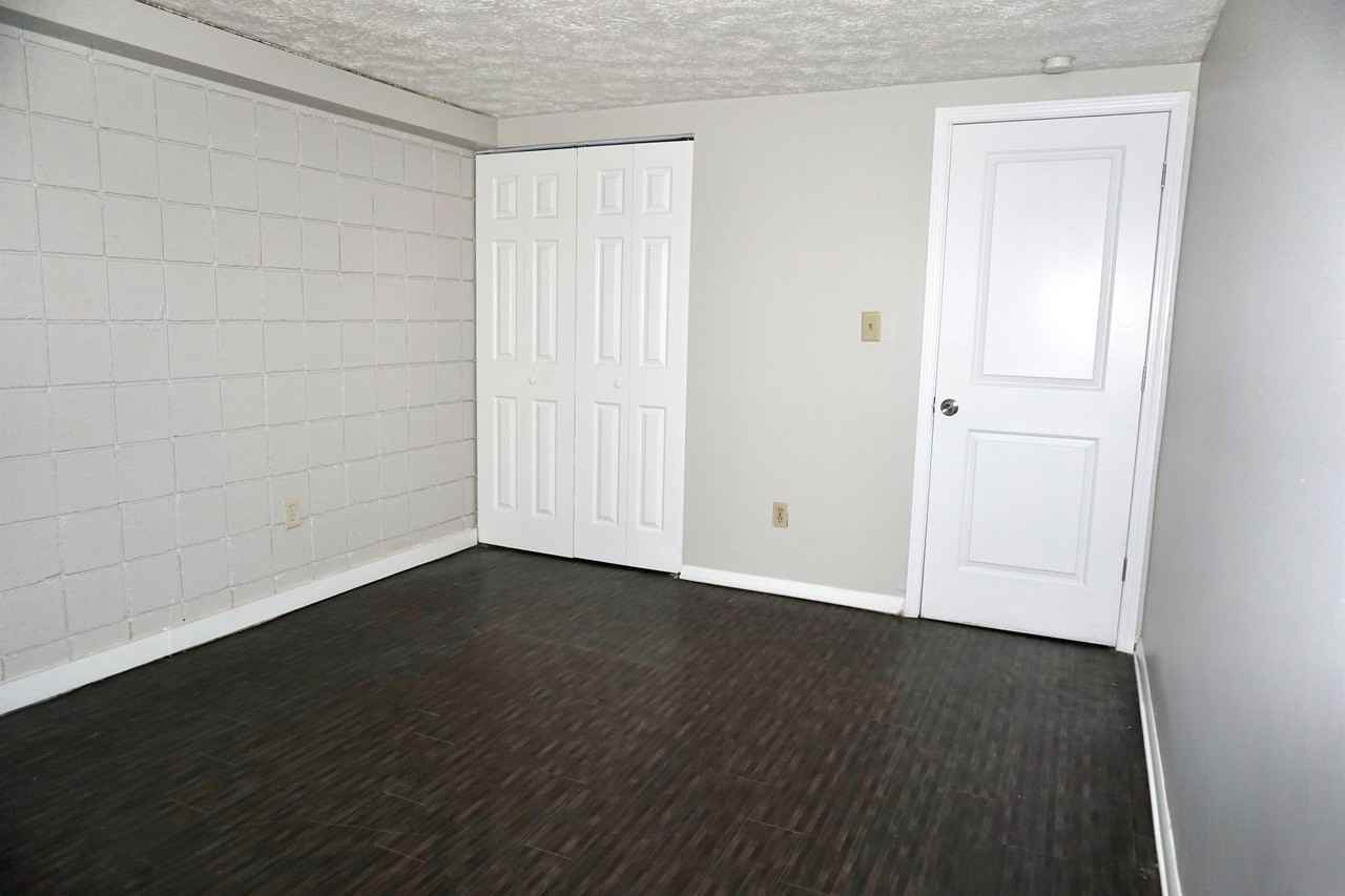 FOUNTAIN SQUARE APARTMENTS - Photo 6 of 7