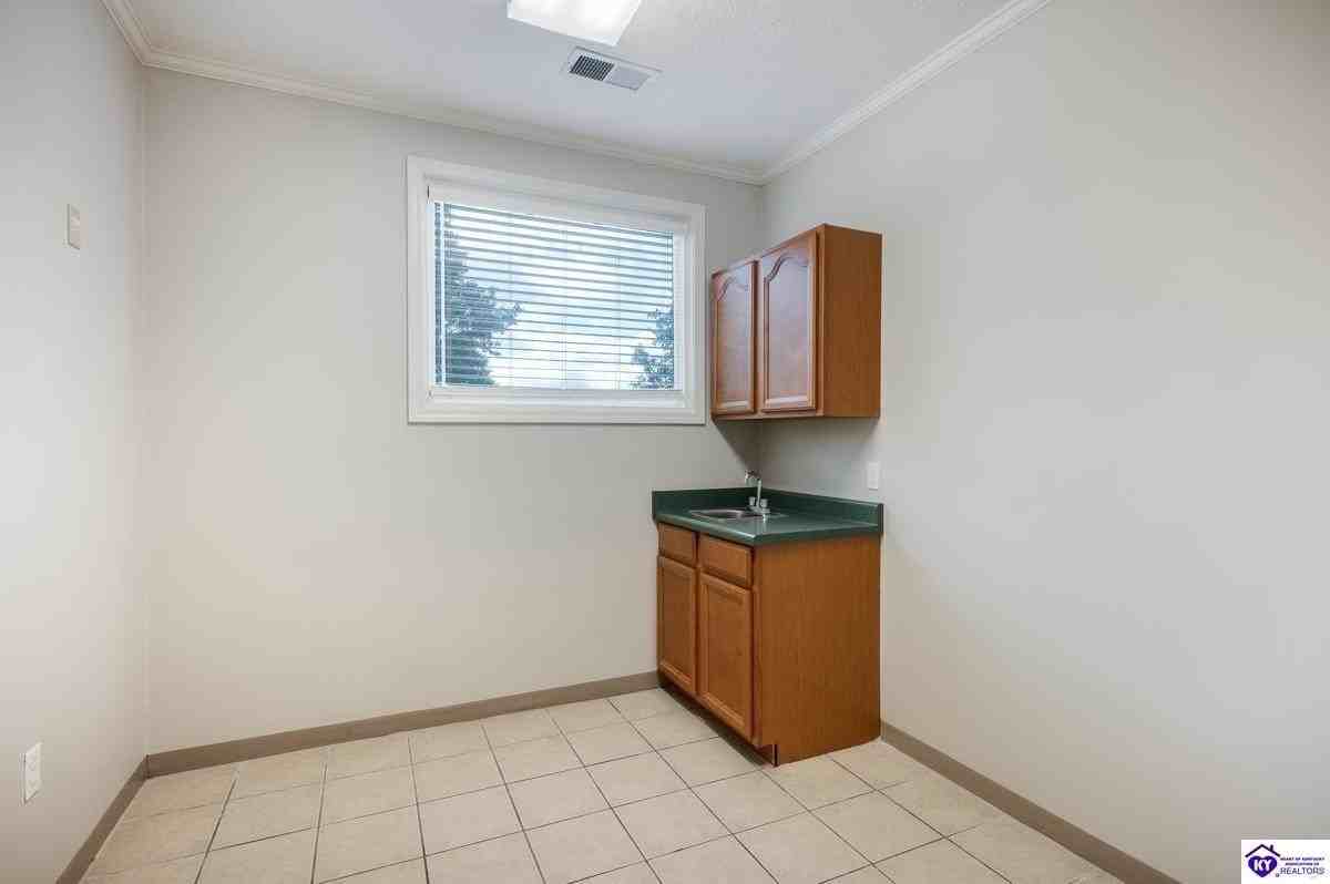 551 Westport Rd #D - Photo 7 of 37