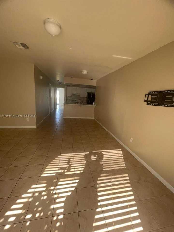 1104 Se 24th Ave #1104 - Photo 3 of 12