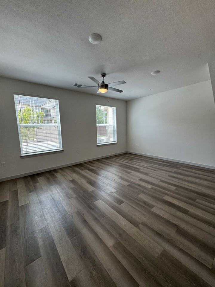 1300 Southeast Pkwy #817 - Photo 3 of 8