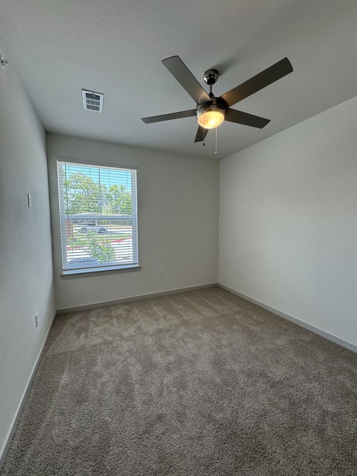 1300 Southeast Pkwy #817 - Photo 4 of 8