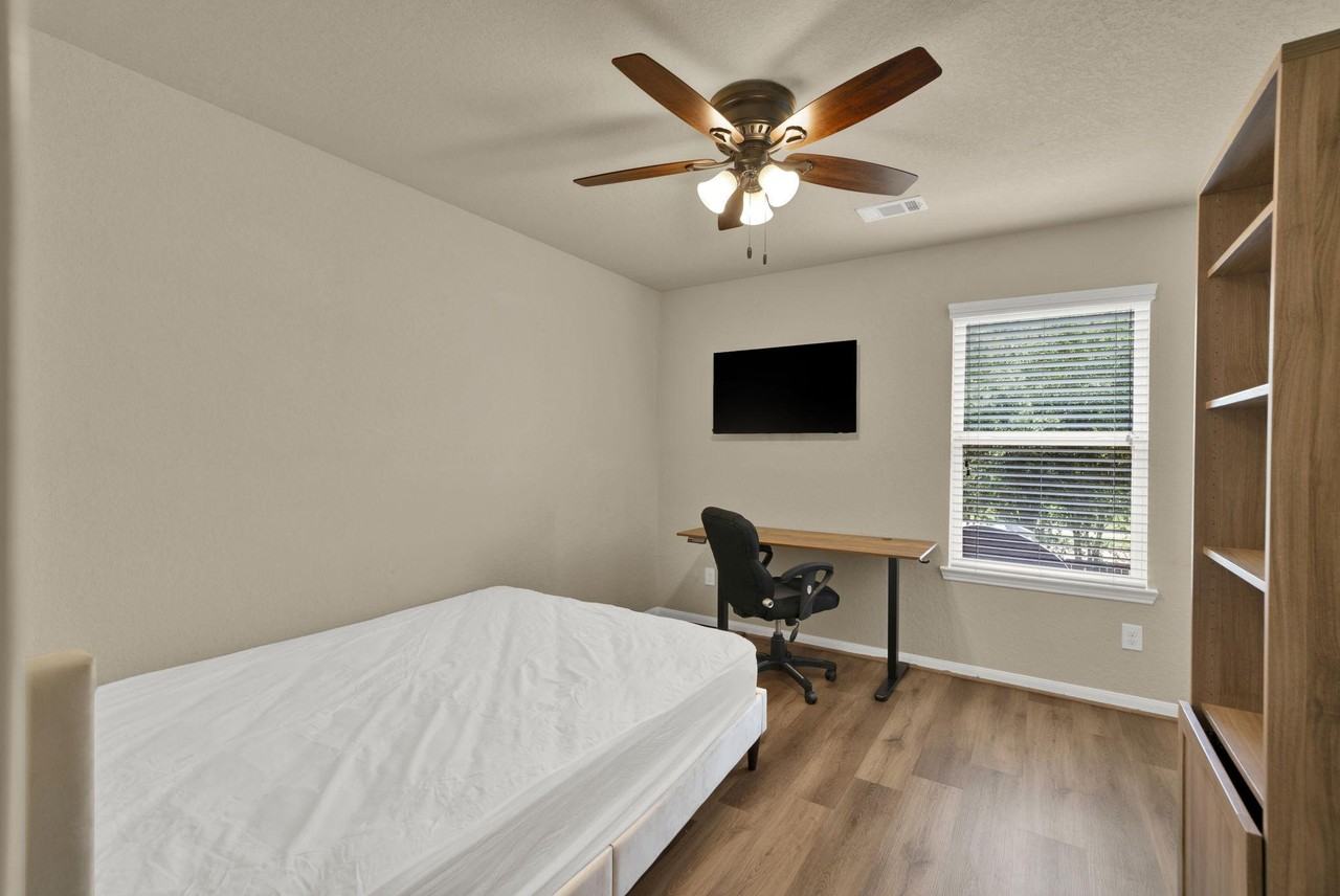 Each Elm Way - Photo 2 of 19