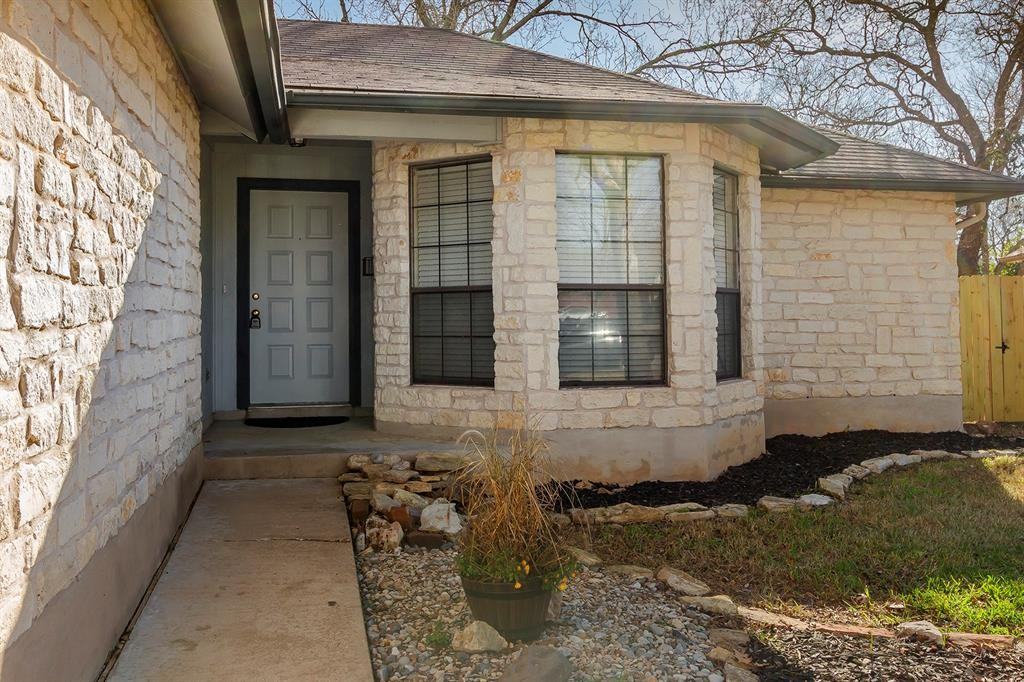 427 Maple Run Cv - Photo 2 of 8