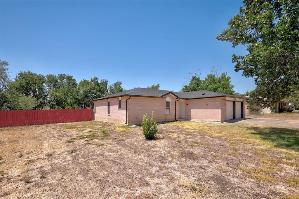 1404 Greenfield Dr - Photo 2 of 8