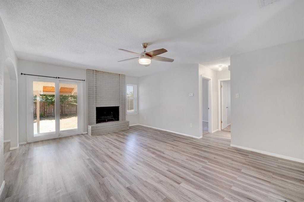 1404 Greenfield Dr - Photo 3 of 8