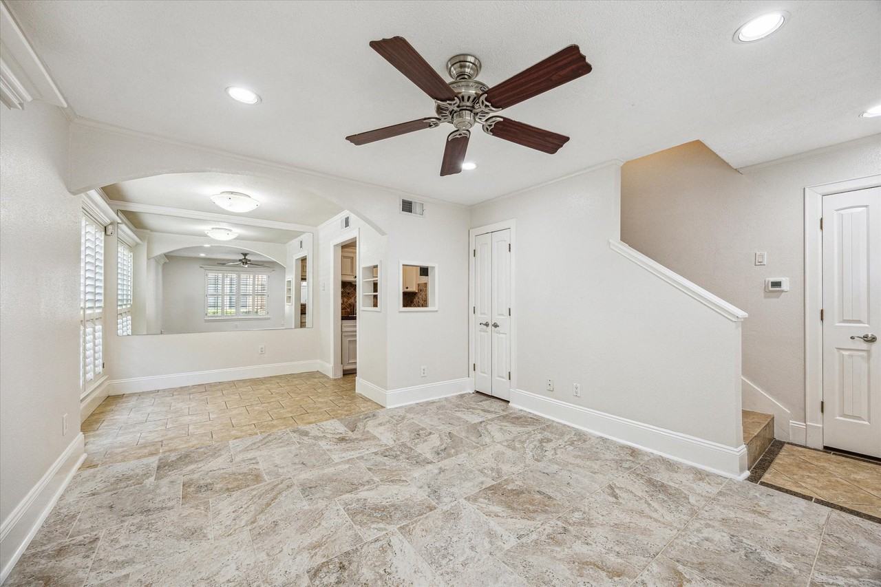 515 Tallowood Rd - Photo 4 of 10