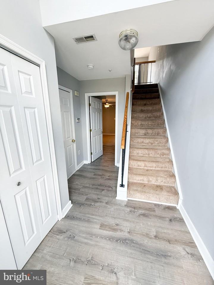 9424 Sea Breeze Ct - Photo 3 of 27