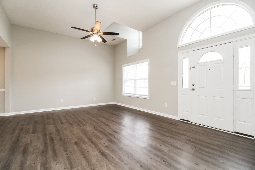 1403 Huddersfield Dr - Photo 4 of 16