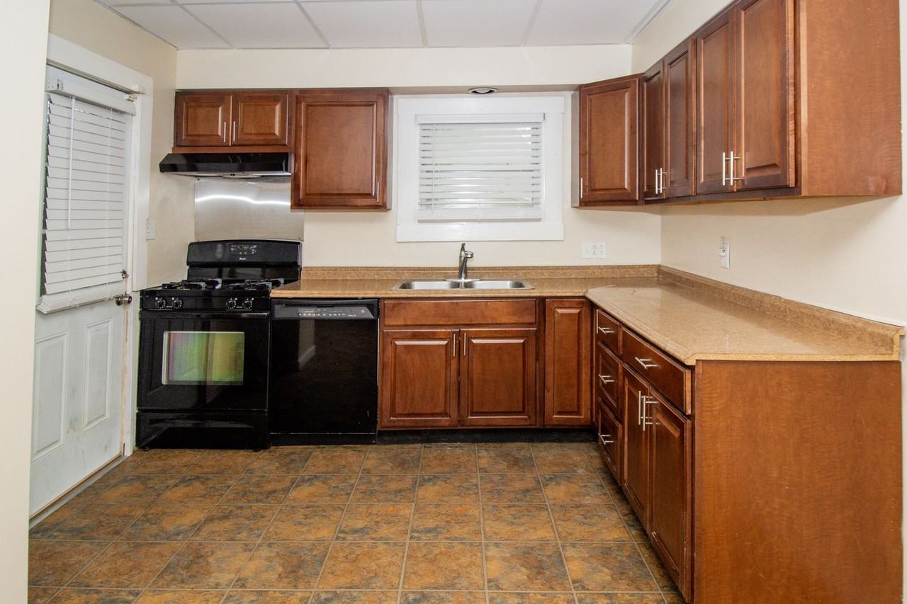 1325 W 91st St - Photo 6 of 12